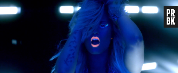 Demi Lovato surge com maquiagem intensa em "Neon Lights"