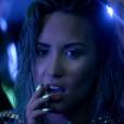 A estrela teen Demi Lovato sensualiza em "Neon Lights"