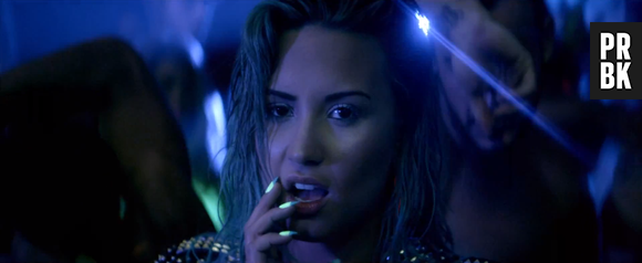 A estrela teen Demi Lovato sensualiza em "Neon Lights"