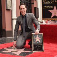 Jim Parsons, o Sheldon de "The Big Bang Theory", comemora ao ganhar estrela na Calçada da Fama