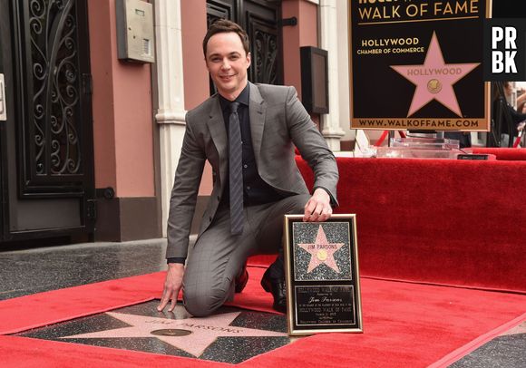 Diretamente de "The Big Bang Theory", Jim Parsons posa com sua estrela na Calçada da Fama de Hollywood