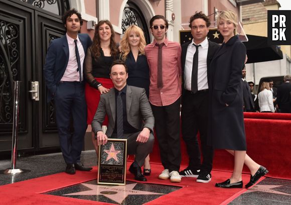 Jim Parsons recebe os amigos da série "The Big Bang Theory" num dos dias mais especiais de sua carreira