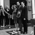 De "The Big Bang Theory", Jim Parsons posa com a mãe e seu namorado, Todd Spiewak, ao receber sua estrela na Calçada da Fama