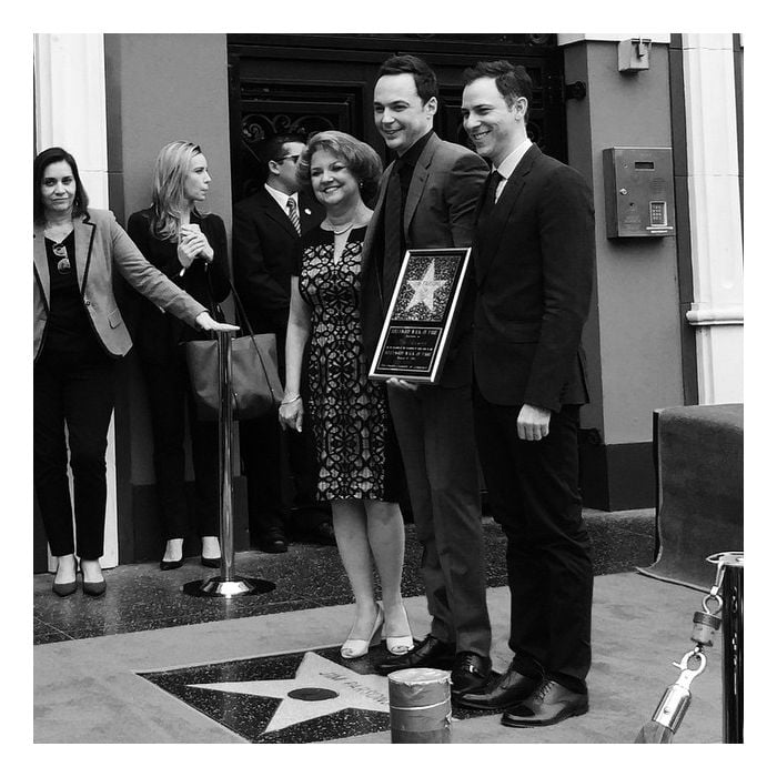 De &quot;The Big Bang Theory&quot;, Jim Parsons posa com a mãe e seu namorado, Todd Spiewak, ao receber sua estrela na Calçada da Fama