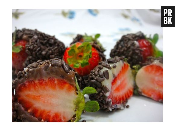 Só de olhar pra esses brigadeiros de morango já dá água na boca