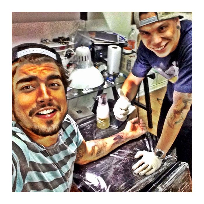 No dia 18 de ovembro, Caio Castro postou em seu Instagram uma imagem na qual aparece fazendo uma tatuagem. O pé de um bebê é a homenagem que o ator fez para a sua filha Valentina, que faleceu há 15 dias