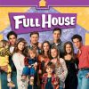 A série que revelou as gêmas Mary-Kate e Ashley Olsen, "Full House", recebeu o nome de "Três é Demais". O que não faz nenhum sentindo porque moravam bem mais que três pessoas naquela casa!