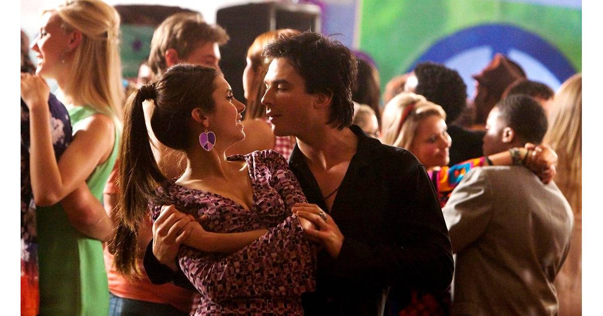 Como esquecer do baile dos anos 60 que Elena (Nina Dobrev) e Damon (Ian