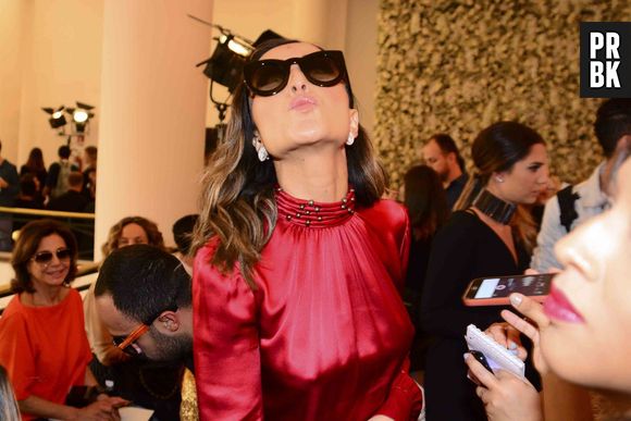 Sabrina Sato faz graça para os fotógrafos no terceiro dia do SPFW, badalada semana de moda em São Paulo