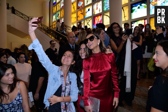 Sabrina Sato faz selfie com fãs durante o SPFW
