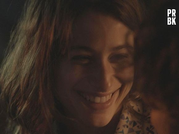 Laís (Luísa Arraes) fica muito feliz com pedido de namoro de Rafael (Chay Suede) em "Babilônia"