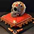  Ser&aacute; que com um esqueleto enfeitado fica mais f&aacute;cil comer um peda&ccedil;o desse bolo? 