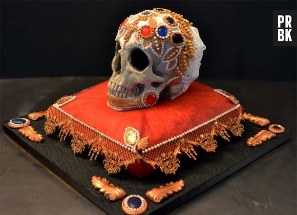 Será que com um esqueleto enfeitado fica mais fácil comer um pedaço desse bolo?