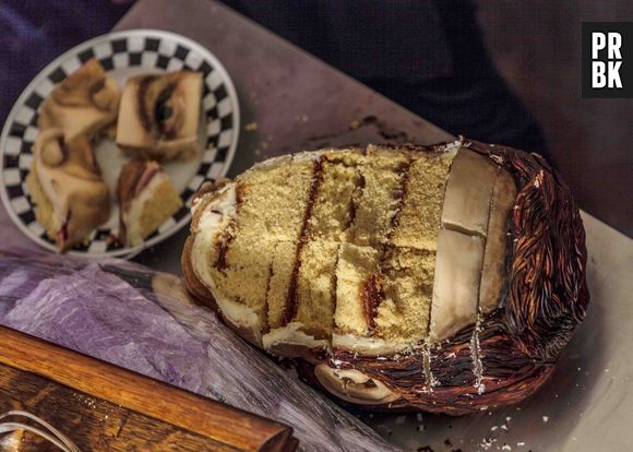 Muito estranha essa imagem. Pelo menos já dá pra ter certeza que é um bolo mesmo!