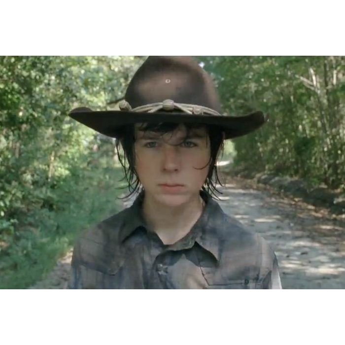  Carl (Chandler Riggs) teve que crescer muito r&amp;aacute;pido em &quot;The Walking Dead&quot;. Como a m&amp;atilde;e dele reagiria em ver como ele est&amp;aacute; agora? 