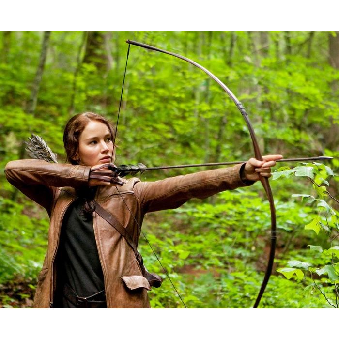  Katniss Everdeen (Jennifer Lawrence) &amp;eacute; uma filha super respons&amp;aacute;vel! Cuida da casa, da irm&amp;atilde; mais nova e ainda sobrevive aos &quot;Jogos Vorazes&quot; 