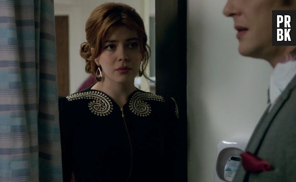 Louise (Elena Satine) ajudou Nolan (Gabriel Mann) e Emily (Emily VanCamp) a encontrar Victoria (Madeleine Stowe) em "Revenge"