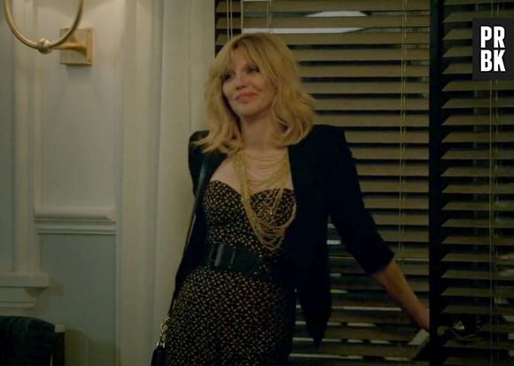 White Gold (Courtney Love) foi pega de surpresa por Nolan (Gabriel Mann) e Margaux (Karine Vanasse) em "Revenge"