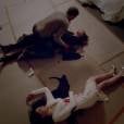 Em "Revenge", antes de morrer, Victoria (Madeleine Stowe) deu um tiro que acertou o coração de Emily (Emily VanCamp)!