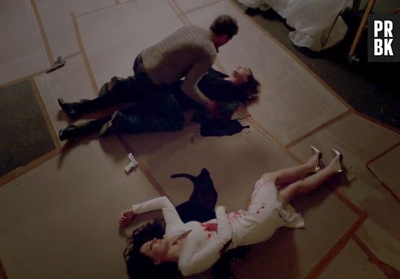 Em "Revenge", antes de morrer, Victoria (Madeleine Stowe) deu um tiro que acertou o coração de Emily (Emily VanCamp)!