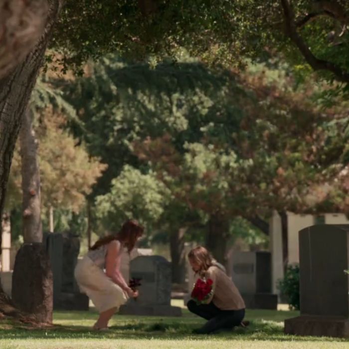 David (James Tupper) morreu e Emily (Emily VanCamp) foi visitar seu túmulo ao lado de Charlotte (Christa B. Allen) em &quot;Revenge&quot;