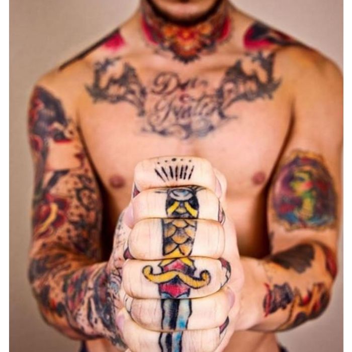  O que dizer dessa tatuagem que interage com todos os dedos da m&amp;atilde;o? 