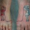 Se juntar os pés, os personagens da tatuagem conseguem interagir 