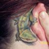 Parece que lagarto está saindo de fora do corpo nessa tatuagem interativa