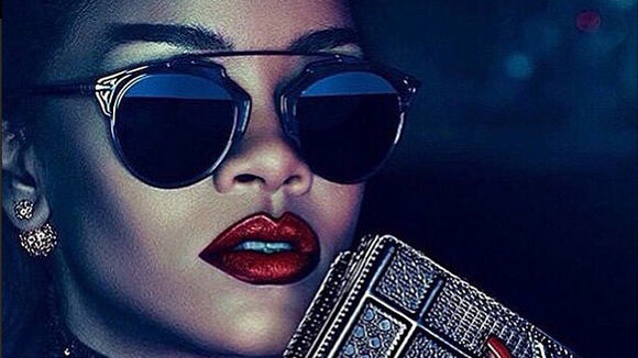 Rihanna aparece sexy em fotos de campanha da Dior e fãs vazam bastidores do ensaio na internet