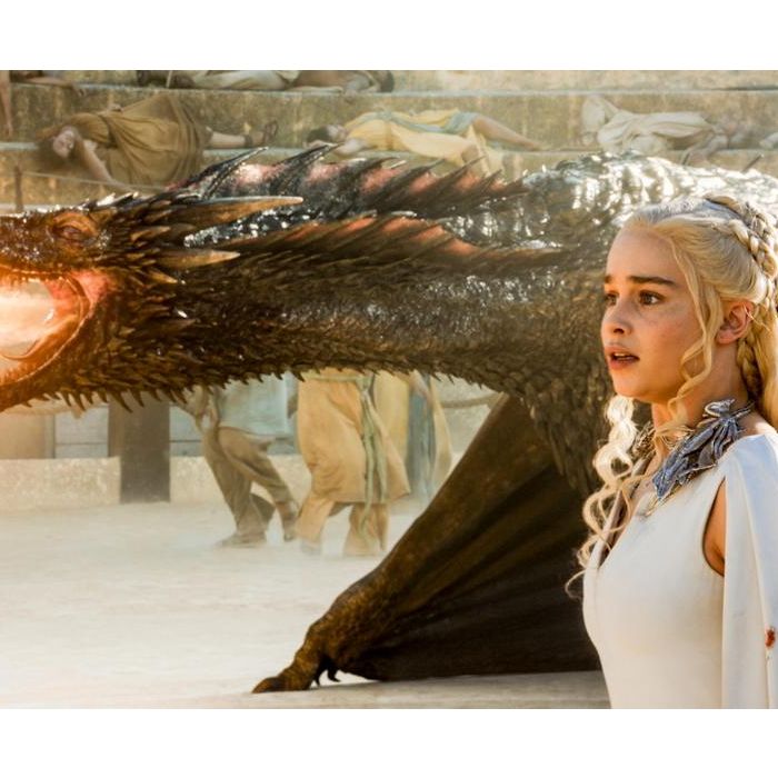 Em &quot;Game of Thrones&quot;, Drogon quase foi assassinado ao defender Daenerys (Emilia Clarke)