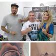  Aline Gotschalg e Fernando Medeiros, do "BBB15", posam com tatuador respons&aacute;vel por suas novas tattoos 