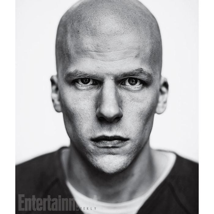  Jesse Eisenberg raspou o cabelo para interpretar o vil&amp;atilde;o Lex Luthor, em &quot;Batman V Superman: A Origem da Justi&amp;ccedil;a&quot; 