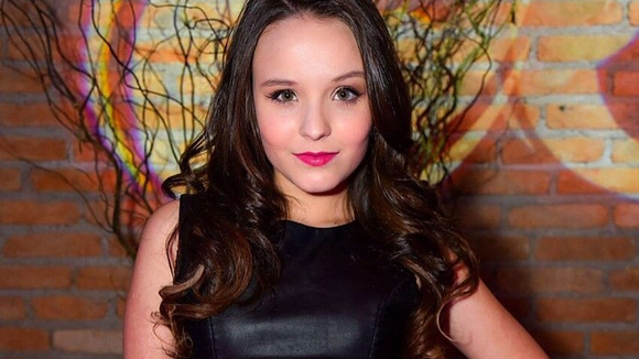 Larissa Manoela, da novela "Carrossel", está internada após acidente