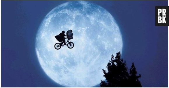Como viver sem ter assistido à clássica cena de "E.T. - O Extraterrestre"?
