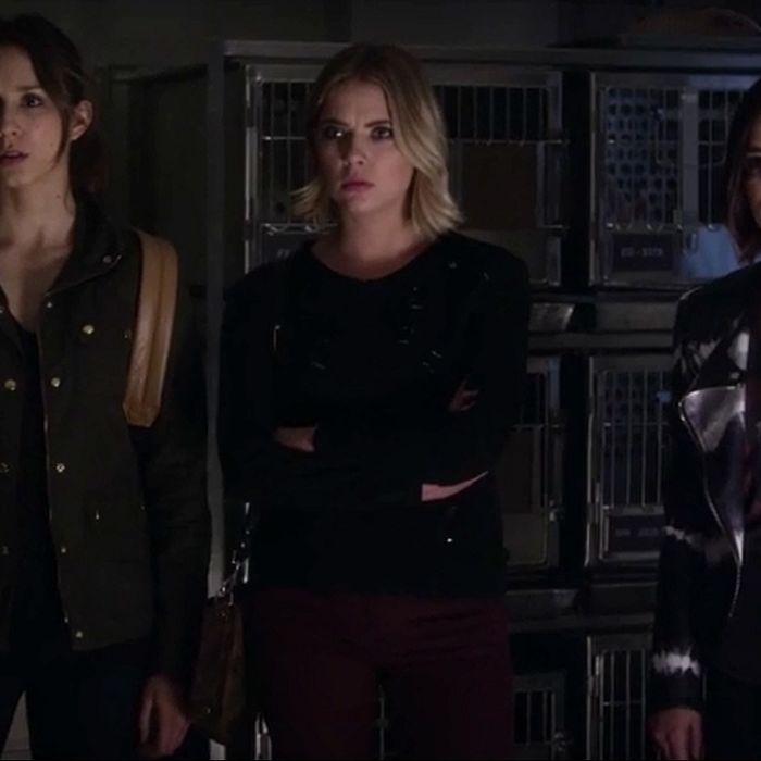 Spencer (Troian Bellisario), Hanna (Ashley Benson) e Aria (Lucy Hale) descobriram algumas verdades sobre Charles em &quot;Pretty Little Liars&quot;