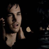 Em "The Vampire Diaries": Damon (Ian Somerhalder) e Kai estão trocando beijos em um vídeo-paródia