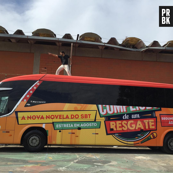 Além do 4K, "Cúmplices de Um Resgate" tem um ônibus, no qual o ator Duda Nagle posou em cima para foto