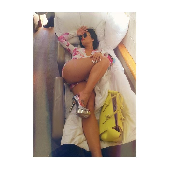  Demi Lovato publica foto ousada no Instagram e mostra postura sexy em fase &quot;Cool For The Summer&quot; 