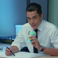 Austin Mahone divulga o clipe de "Dirty Work" com homenagem à série "The Office"