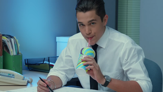 Austin Mahone divulga o clipe de "Dirty Work" com homenagem à série "The Office"