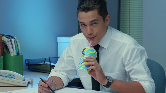 Austin Mahone divulga o clipe de "Dirty Work" com homenagem à série "The Office"