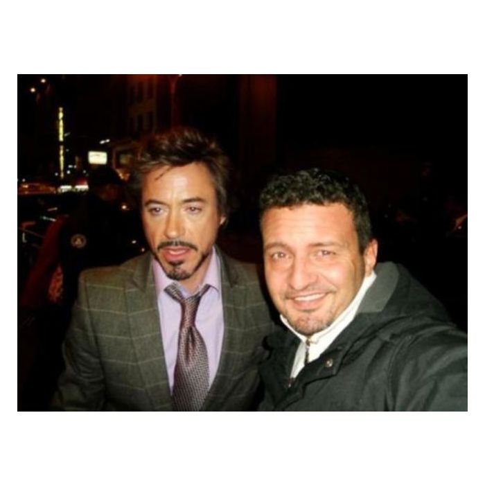  Robert Downey Jr com cara de quem n&amp;atilde;o dormiu muito 