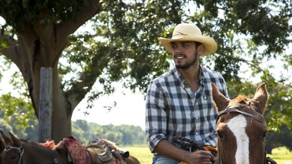Rodrigo Simas e Daniel Rocha gravam "Estrelas" vestidos de caubói no Pantanal