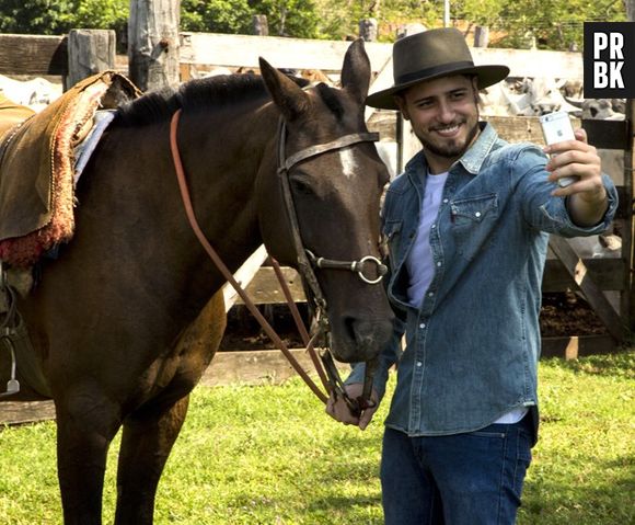 Rodrigo Simas e Daniel Rocha se divertiram no Pantanal durante gravações para o "Estrelas"