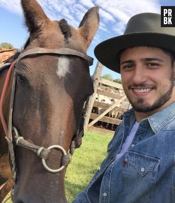 Daniel Rocha faz selfie nos bastidores do programa "Estrelas"