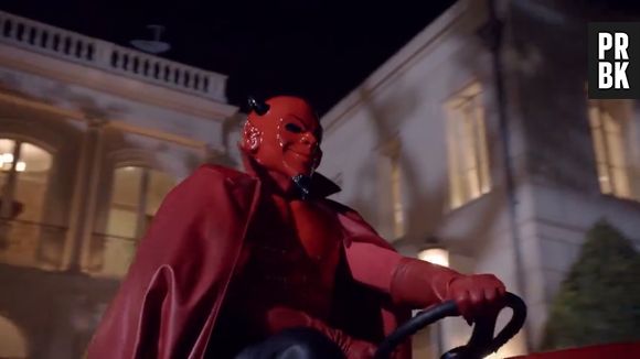 O psicopata que mata Ariana Grande em "Scream Queens" dá um medo danado, né?