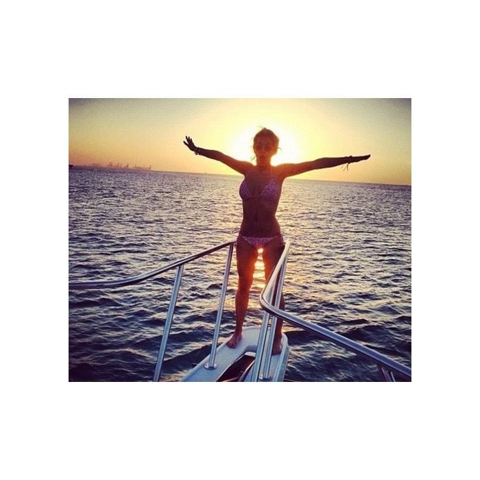 A cantora Rita Ora também em um belo cenário, fazendo braggie no instagram
