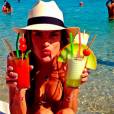 Alessandra Ambrósio 'bragging' com seus bons drinks no Instagram