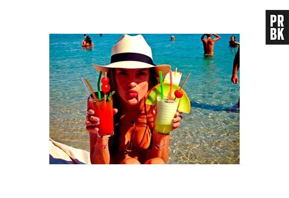 Alessandra Ambrósio 'bragging' com seus bons drinks no Instagram