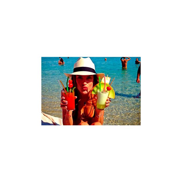 Alessandra Ambrósio &#039;bragging&#039; com seus bons drinks no Instagram